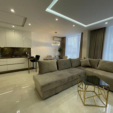 Apartments Vip Avalon Lviv Bagian luar foto