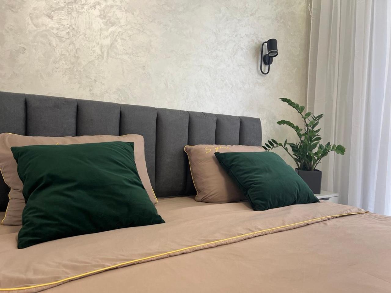 Apartments Vip Avalon Lviv Bagian luar foto